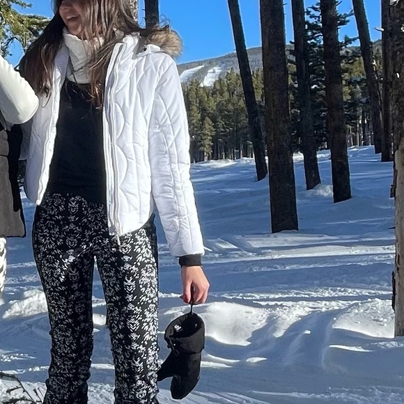 COPY - - Obermeyer, white quilted ski jacket, size 4 NO SIGNS OF WEAR - Picture 7 of 7